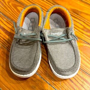 Used herded kids slip on loafers. Clean shoes.